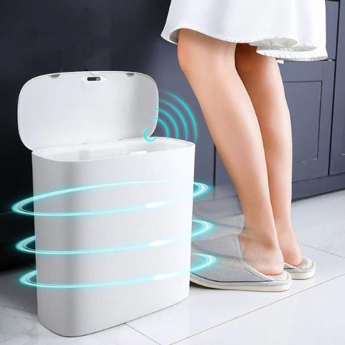 Automatic lid close feature in smart trash bin with motion sensor